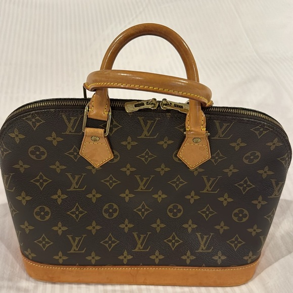 Louis Vuitton Alma - Picture 16 of 16